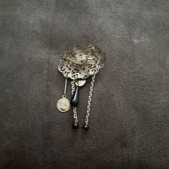 Vintage Gothic Black Cameo Brooch Pin With Dangling Chains & Charms - Picture 3 of 4